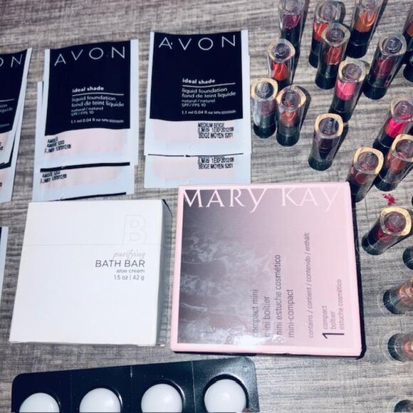 HUGE 75 pc LOT AVON LIPSTICKS GLOSSES +MORE!- GREAT FOR PRETEEN/DRESS UP PARTIES - Picture 2 of 12